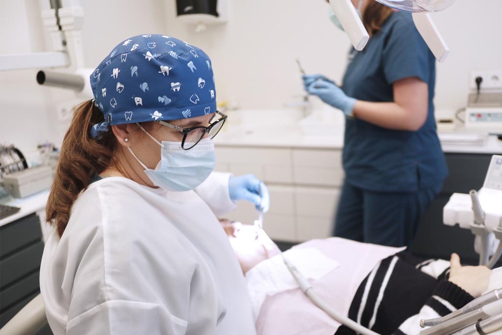 los mejroes habitos para evitar el sangrado de encias. Suárez Solis, Clínica dental en Avilés